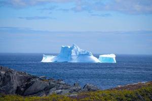 grande iceberg visto galleggiare sul mare del labrador, terranova, canada foto