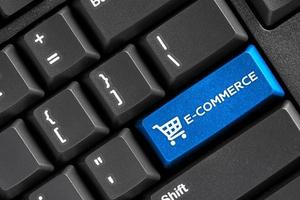 e-commerce parola pulsante blu sulla tastiera nera del computer, concetto di business negozio online foto