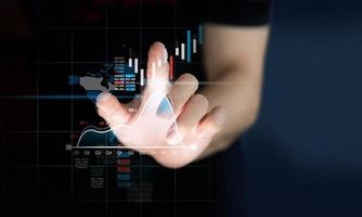 mercato azionario commerciale e display touch screen grafico degli investimenti aziendali sfondo grafico foto