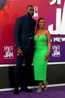 los angeles 12 luglio - lebron james, savannah brinson james at the space jam - una nuova anteprima legacy al microsoft theater il 12 luglio 2021 a los angeles, ca foto