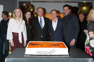 7 febbraio - katherine kelly lang, heather tom, eric braeden, bradley bell e don diamont alla celebrazione del 40° anniversario di eric braeden sui giovani e gli irrequieti il 7 febbraio 2020 a los angeles foto