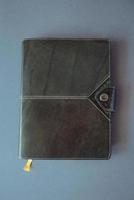 quaderno in pelle su sfondo grigio foto