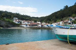 bellissimo villaggio costiero nel nord della spagna. porto di pescatori e case pittoresche. foto