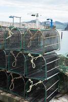 torre di gabbie da pesca vuote di fila. porto di tazones, asturie foto