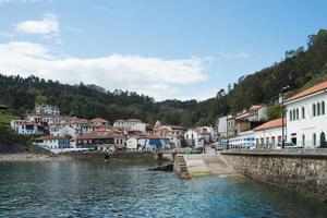 bella vista di tazones in una giornata di sole. pittoresco villaggio di pescatori, Asturie. foto