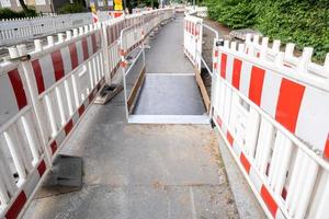 barriera da cantiere di una strada con marciapiede foto