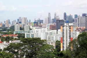 paesaggio urbano di molti condomini alti e moderni grattacieli, appartamenti, con case in primo piano. edifici, singapore, zona della città. foto