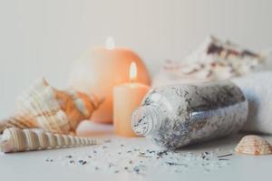 sale marino naturale con lavanda e candele. concetto e benessere di terapia termale di assistenza sanitaria. spa natura morta. foto