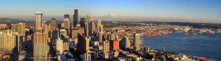 skyline di Seattle al crepuscolo foto