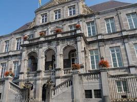 la città di Maastricht sul fiume Maas nei Paesi Bassi foto