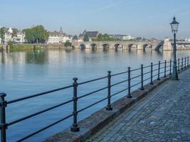 la città di Maastricht sul fiume Maas nei Paesi Bassi foto