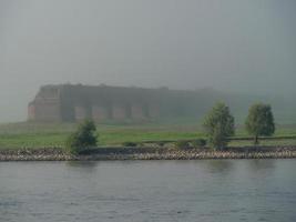 il fiume Reno vicino a Wesel al mattino foto