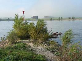 il fiume Reno vicino a Wesel al mattino foto