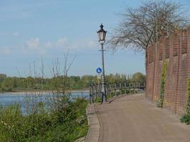 la città di Rees sul fiume Reno foto