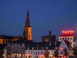 la città di Maastricht sul fiume Maas nei Paesi Bassi foto