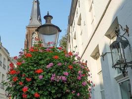 la città di Maastricht sul fiume Maas nei Paesi Bassi foto