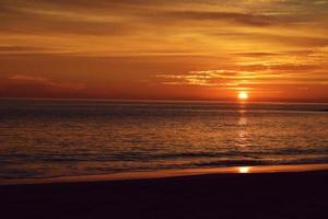 tramonto della spiaggia di laguna foto