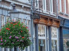 la città di Maastricht sul fiume Maas nei Paesi Bassi foto