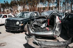 irpin, regione di kyiv, ucraina - 28 aprile 2022. cimitero di automobili a irpin, conseguenze dell'invasione dell'esercito russo in ucraina. foto