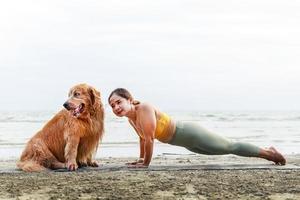 esercizi di yoga con il concetto di cane carino. concetto di stile di vita attivo sano. relax con un animale domestico. foto
