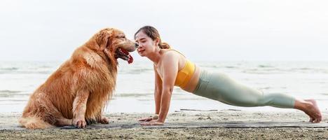 foto formato banner, esercizi di yoga con il concetto di cane carino. concetto di stile di vita attivo sano. relax con un animale domestico.