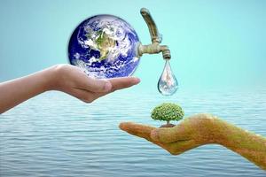 giornata Mondiale dell'acqua. acqua dal rubinetto. preservare l'ambiente per la sostenibilità foto