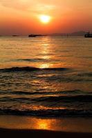 barca al tramonto in Thailandia. foto