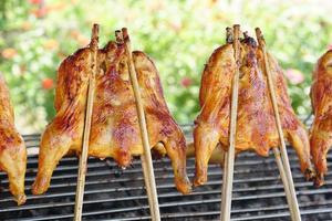 pollo alla griglia su una casseruola dorata foto