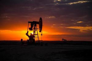 pumpjacks del giacimento di petrolio al tramonto