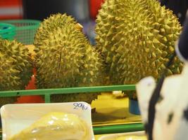 frutto durian con polpa a corteccia affilata di colore giallo dolce foto