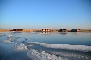 baracche colorate sul lago ghiacciato foto