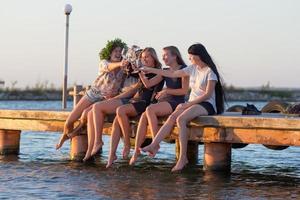 festa estiva di giovani belle donne con vino, località balneare rilassante in una giornata di sole foto
