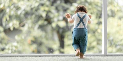 concetto di famiglia di bambino piccolo bambino carino, bambino che impara a camminare con padre e madre per aiutare a prendersi cura e tenersi per mano, primo passo con il supporto dei genitori d'infanzia, piccolo ritratto d'amore bambino a casa foto