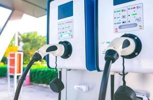 stazione di ricarica per auto elettriche per caricare la batteria ev. presa per veicolo con motore elettrico. ev caricatore. energia pulita. punto di ricarica presso parcheggio auto. energia alternativa. futura tecnologia di trasporto foto