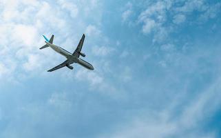 compagnia aerea commerciale. l'aereo passeggeri decolla all'aeroporto con un bel cielo azzurro e nuvole bianche. volo in partenza. iniziare il viaggio all'estero. ferie. buon viaggio. aereo che vola su un cielo luminoso. foto