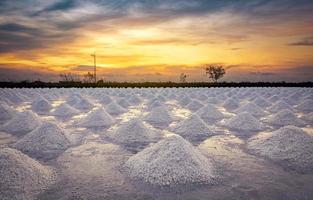 fattoria del sale al mattino con il cielo all'alba. sale marino biologico. evaporazione e cristallizzazione dell'acqua di mare. materia prima di sale industriale. cloruro di sodio. sistema di evaporazione solare. sale di iodio. foto