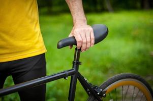 ciclista con la sua bici, primo piano. fotografia all'aperto. foto