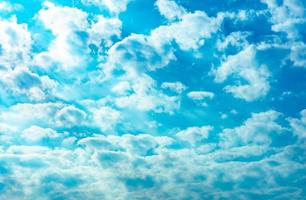 bel cielo azzurro e nuvole bianche cumulus sfondo astratto. sfondo del paesaggio nuvoloso. cielo blu e nuvole bianche con raggi solari. tempo della natura. cielo luminoso per lo sfondo del giorno felice. foto