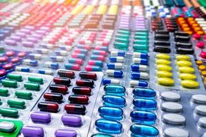 colorato di compresse e capsule pillola in blister disposte con un bel motivo con luce svasata. concetto di industria farmaceutica. farmacia farmacia. resistenza ai farmaci antibiotici. foto
