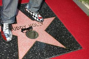 los angeles, 7 settembre - buddy holly star, con gary buseys piedi e occhiali alla cerimonia della buddy holly walk of fame all'hollywood walk of fame il 7 settembre 2011 a los angeles, ca foto