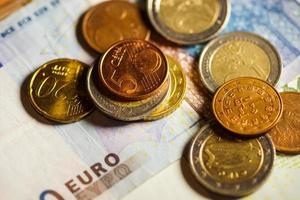 monete in euro e banconote. foto