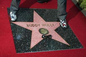 los angeles, 7 settembre - buddy holly star, con gary buseys piedi e occhiali alla cerimonia della buddy holly walk of fame all'hollywood walk of fame il 7 settembre 2011 a los angeles, ca foto