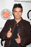 los angeles 5 ottobre - esai morales arriva a 1 beneficio vocale per la casa cinematografica al teatro renberg al villaggio il 5 ottobre 2010 a los angeles, ca foto