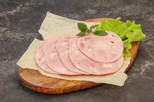 spuntino di prosciutto tagliato a bordo foto