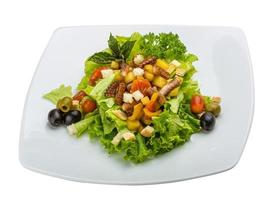 insalata di polpo su sfondo bianco foto