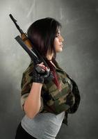 donna attraente soldato