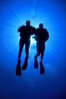 coppia immersioni subacquee foto