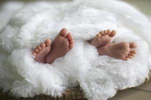 piedi gemelli bambino