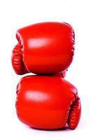 paio di guantoni da boxe in pelle rossa isolato su sfondo bianco.
