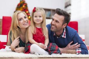 Ritratto di famiglia amorevole nel periodo natalizio